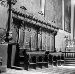 kościół Świętej Trójcy - wnętrze, stalle w prezbiterium, skan 1