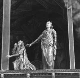 Kolegiata Bożego Ciała - wnętrze: fragmenty tęczy, figury Maria Magdalena i św. Jan, skan 1