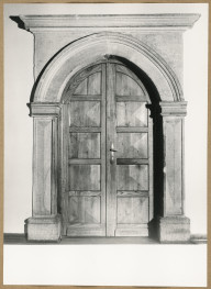 Pałac biskupów - wnętrze , portal na klatkę schodową, skan 1