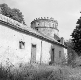 Zamek Kazimierzowski - elewacja południowo-zachodnia z basztą południowo-wschodnią (od dziedzińca), skan 1