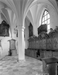 kościół parafialny pw. Wniebowzięcia NMP i Jana Chrzciciela - wnętrze kaplicy przy prezbiterium od strony pn., skan 1