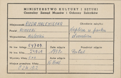 Zespół dworski, kaplica - widok na portal - metryczka, skan 1