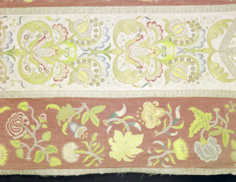 klasztor Benedyktynek - zbiory - materiał z haftem - fragment, skan 1