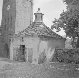 kościół pw. św. Jakuba Apostoła - wieża bramna i kaplica grobowa rodów von Stosch i von Lüttwitz od strony kościoła, skan 1