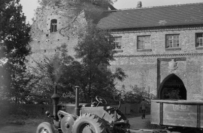 zamek - elewacja, brama, traktor Ursus C-451W, skan 1