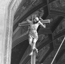 Kolegiata Bożego Ciała - wnętrze: fragmenty tęczy, figura dobrego łotra, skan 1