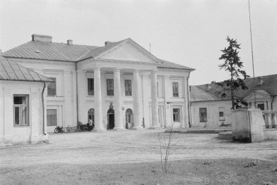 pałac Ogińskich - front, portyk kolumnowy, skan 1