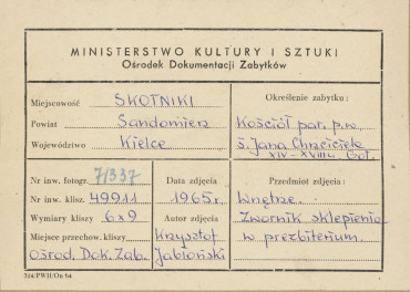 Kościół parafialny - wnętrze, zwornik sklepienia w prezbiterium - metryczka, skan 1