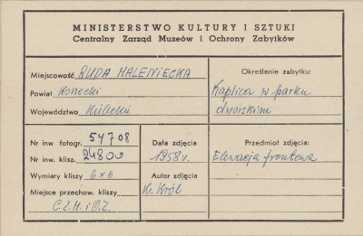 Zespół dworski, kaplica - widok na fasadę - metryczka, skan 1