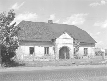 dworek - elewacja frontowa, skan 1