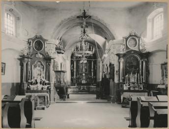 Kościół parafialny - wnętrze, widok z nawy w kierunku prezbiterium , skan 1
