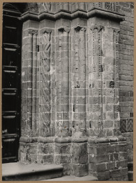  Zespół klasztorny Dominikanów - fragment głównego portalu kościoła, skan 1