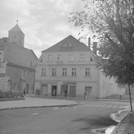 Pierzeja. Kamienica. Elewacja frontowa. Dach naczółkowy z wolim okiem., skan 1