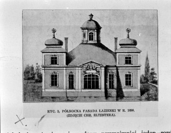Pałac Łazienkowski w początkach panowania Stanisława Augusta. Północna fasada z 1698 (zdjęcie Chr. Eltestera).
Reprodukcja z W. Tatarkiewicz "Pięć studiów w Łazienkach Stanisława Augusta" z 1925 roku., skan 1