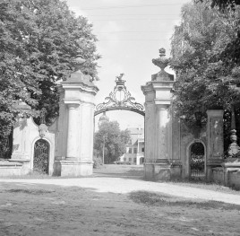 pałac Zamojskich - brama wjazdowa, skan 1