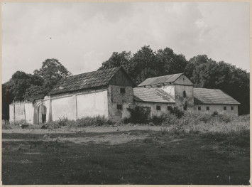 Zabudowania dworskie - stajnie - widok ogólny, skan 1