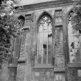 zespół klasztorny dominikanów, kościół pw. Najświętszej Marii Panny, obecnie galeria sztuki EL - elewacja południowa, prezbiterium, okno i szkarpy, skan 1