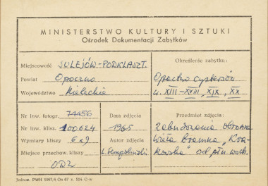 Zespół opactwa cystersów - widok od wsch. na wieże -  Krakowską i Attykową oraz fragment przyległych budynków gospodarczych - metryczka, skan 1
