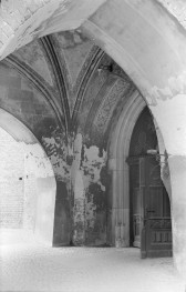 Kościół Świętych Apostołów Piotra i Pawła - wieża, przyziemie. Otwarte arkady i fragment portalu z archiwoltą., skan 1