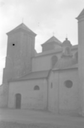 Bazylika Wniebowzięcia Najświętszej Maryi Panny i św. Michała Archanioła w Trzemesznie - framgent elewacji bocznej, skan 1