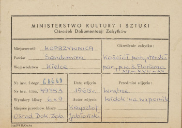 Zespół klasztorny - kościół, wnętrze , widok na wsporniki łuków - metryczka, skan 1