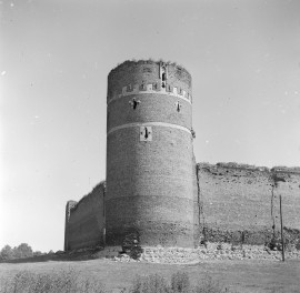 zamek, ob. Muzeum Szlachty Mazowieckiej - baszta narożna w fragment elewacji od strony rzeki, skan 1