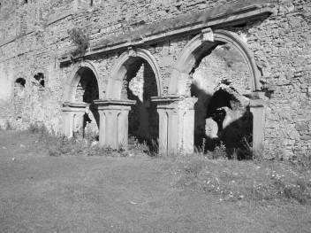 elewacja zach. ruin pałacu Tarłów w Podzamczu Piekoszowskim, głowne wejście z trójarkadową loggią z profilowanymi arkadami, skan 1