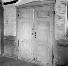 dom podcieniowy w PGR, bud. P. Loewen (1802 r) - wnętrze: drzwi w sieni frontowej, skan 1