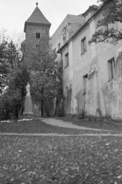 opactwo, fragment zabudowy klasztoru oraz wieża, skan 1