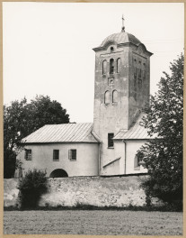 Zespół klasztorny - widok od strony płd. na wieżę i fragment  przyległej zabudowy, skan 1