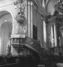Kościół Wniebowzięcia NMP - wnętrze: ambona oraz fragment ołtarza., skan 1