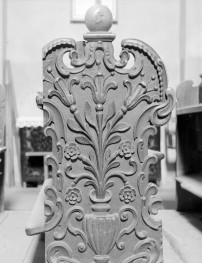 kościół parafialny pw. Nawrócenia św. Pawła - wnętrze: ławka - fragment, skan 1