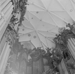 Opactwo Cystersów - wnętrze: prospekt organowy fragment, skan 1