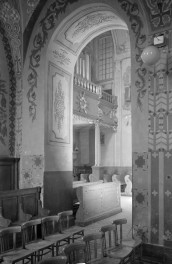 kościół oo. Karmelitów pw. św.św. Katarzyny i Barbary - wnętrze: widok z nawy bocznej na chór, skan 1