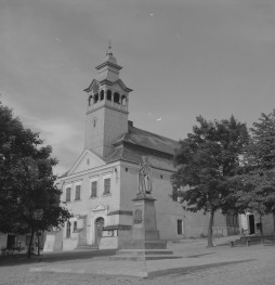Ratusz - widok ogólny. Pomnik króla Władysława Jagiełły., skan 1