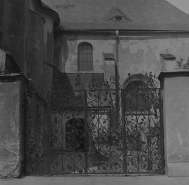 klasztor Franciszkanów - kościół pw. św. Franciszka z Asyżu - krata ogrodzeniowa z XVIII wieku, skan 1