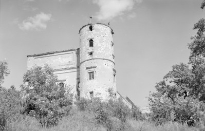 Zamek. Zniszczone fragment murów. Fragment elewacji zach. z basztą., skan 1