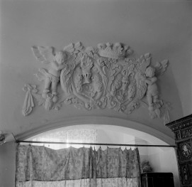 pałac - wnętrze - sala na I piętrze - dekoracja heraldyczna, skan 1