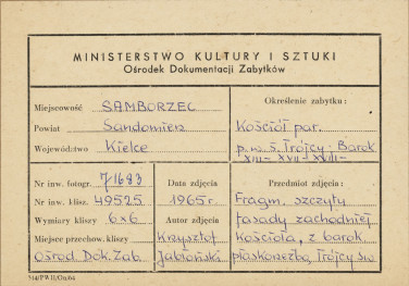 Kościół parafialny - widok na szczyt fasady z płaskorzeźbą - metryczka, skan 1