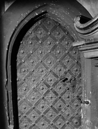 kościół katedralny pw. Narodzenia Najświętszej Marii Panny - wnętrze: portal do zakrystii, skan 1