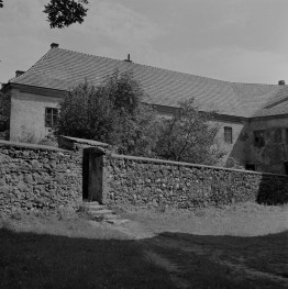 dawny klasztor kanoników regularnych, obecnie plebania - elewacja, skan 1