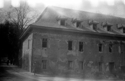 stare miasto - szkoła gotycka koło kościoła pw. Wniebowzięcia Najświętszej Maryi Panny i św. Jana Chrzciciela, skan 1
