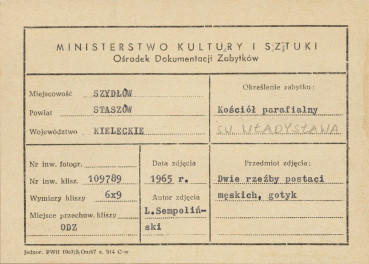 Kościół parafialny  - widok na kamienne rzeźby przy płd. elewacji kościoła - metryczka, skan 1
