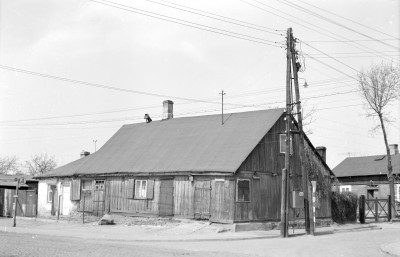 Dom mieszkalny. Zabudowa drewniana. Widok ogólny., skan 1