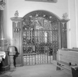 kościół, ob. parafialny pw. św. Bonawentury - wnętrze: krata do kaplicy Matki Boskiej, XVII w., skan 1
