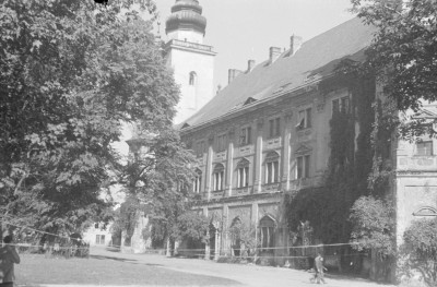 opactwo Cystersów - klasztor - widok na elewację zachodnią oraz wieżę kościoła - fragment, skan 1