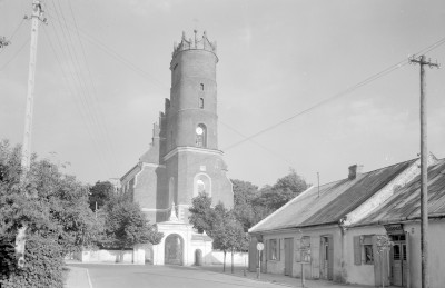 Kościół Trójcy Świętej i Narodzenia Najświętszej Maryi Panny - fasada frontowa z widokiem na bramę kościelną, skan 1
