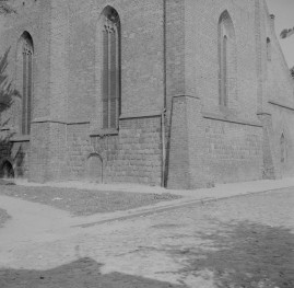 kościół parafialny pw. św. Jana Chrzciciela, fara - elewacja południowo-wschodnia, fragment muru, skan 1