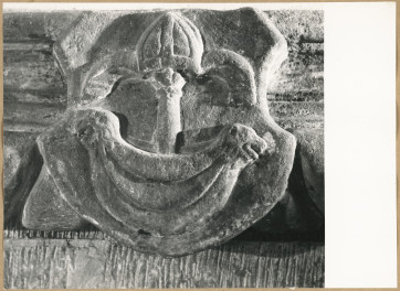 Pałac biskupów - wnętrze , I pokój senatorski , fragment kominka - herb Korab, skan 1