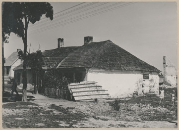 Chata drewniana - widok ogólny od strony szczytu, skan 1